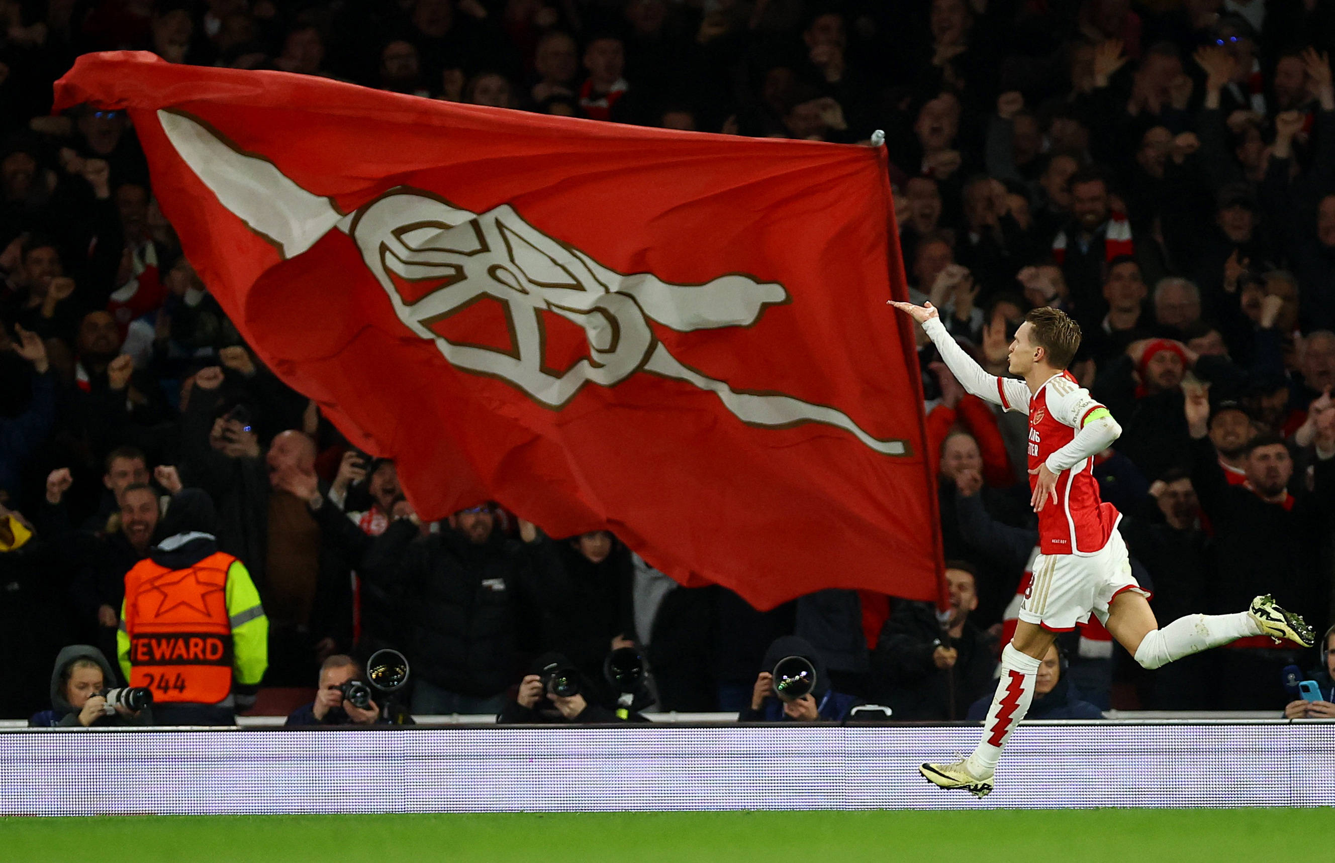 马尔卡宁33+7弗拉格26+10 爵士险胜独行侠结束五连败