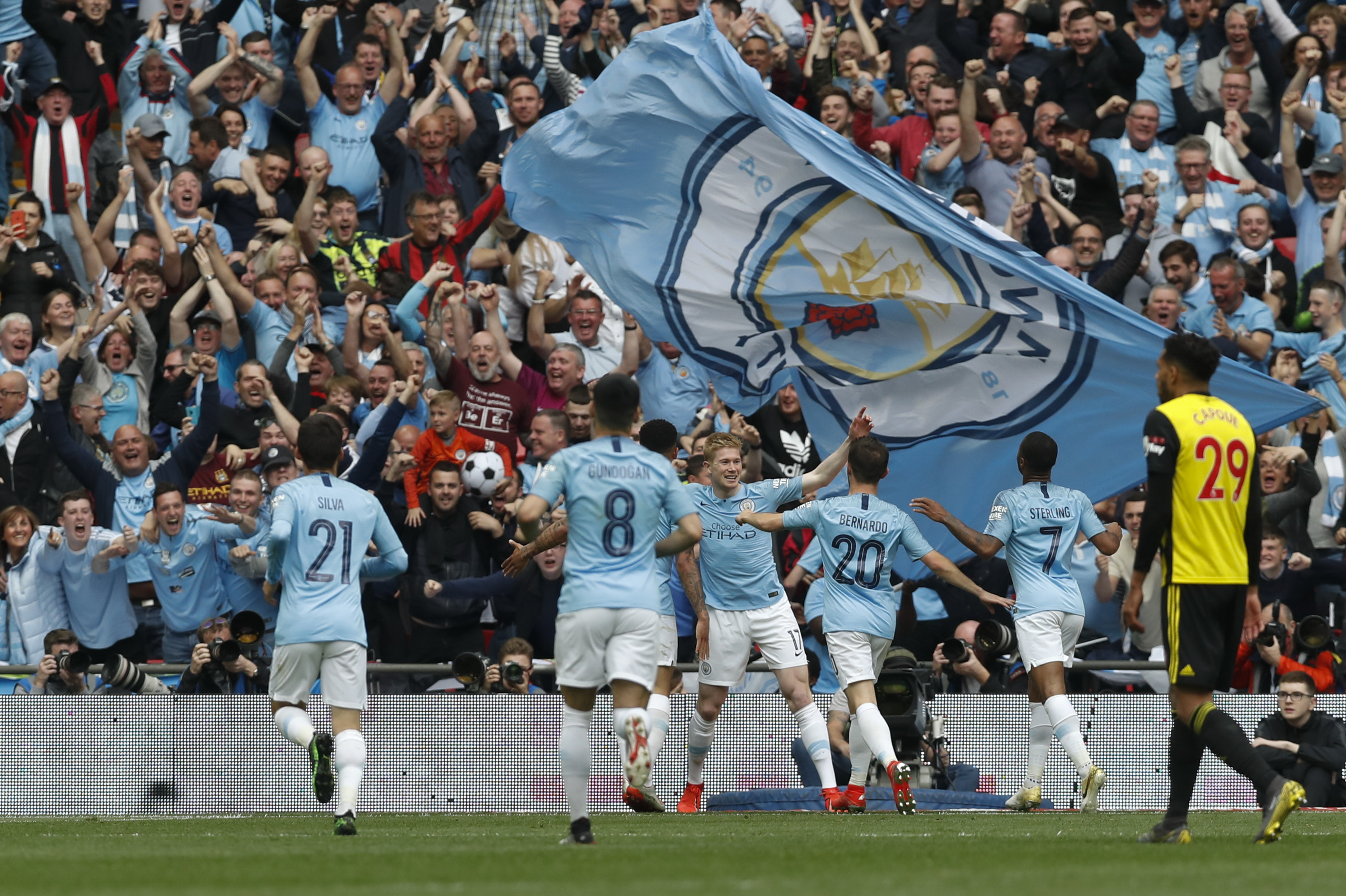 创NBA生涯纪录！杨瀚森连7战登场入轮转 被抓出两道血痕引争议