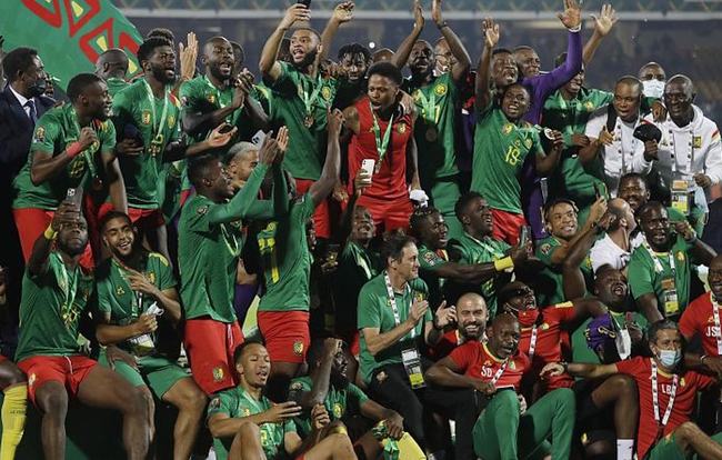 詹皇神秘“卧底”表现葬送湖人！13秒内失误致命，东契奇孤掌难鸣