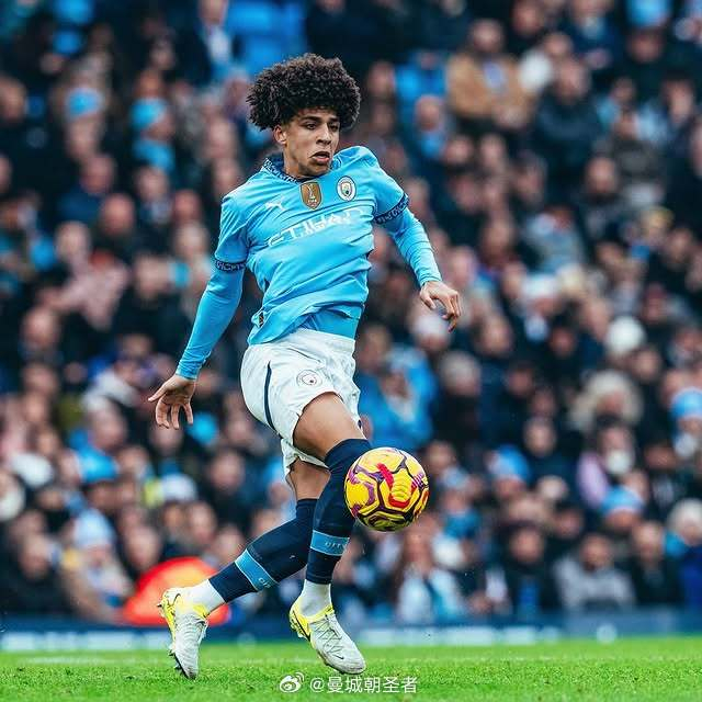 面对安东内拉的爱情拥抱，梅西也无比娇羞！